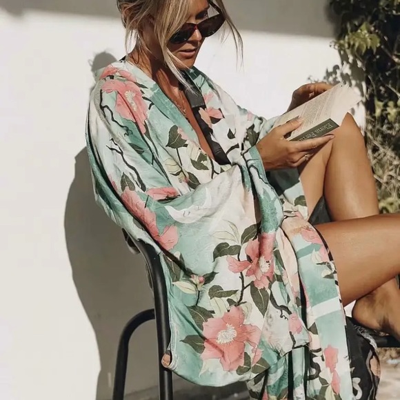Elegant Crane Maxi Kimono In Watercolor Green - Picture 10 of 11
